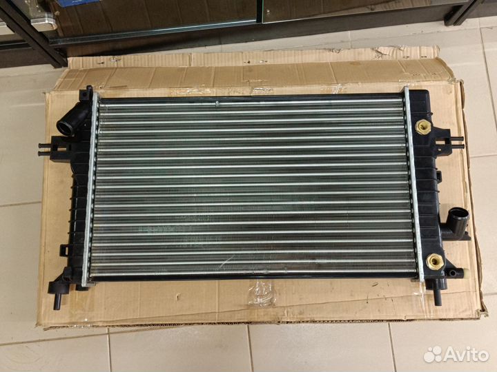 Радиатор охлаждения Opel Astra H z19DT АКПП