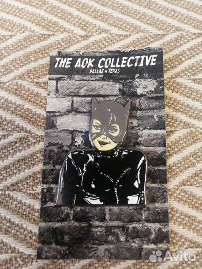 Коллекционный значок пин женщина-кошка