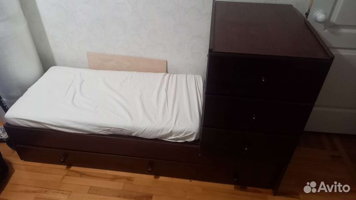 Детская кровать и комод с пелинальным столиком