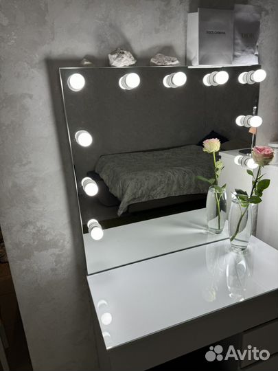 Косметический столик, стол бровиста, макияжный