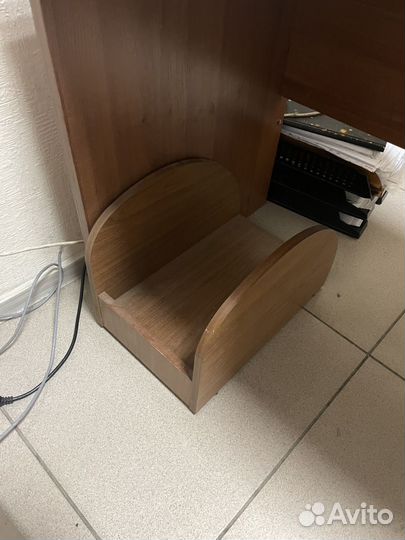 Письменный стол с тумбой