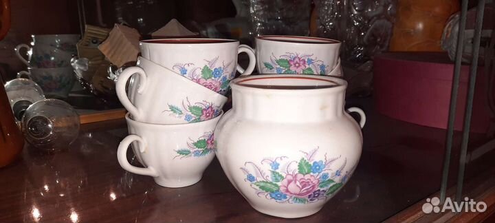 Кофейные чашки с сахарницей