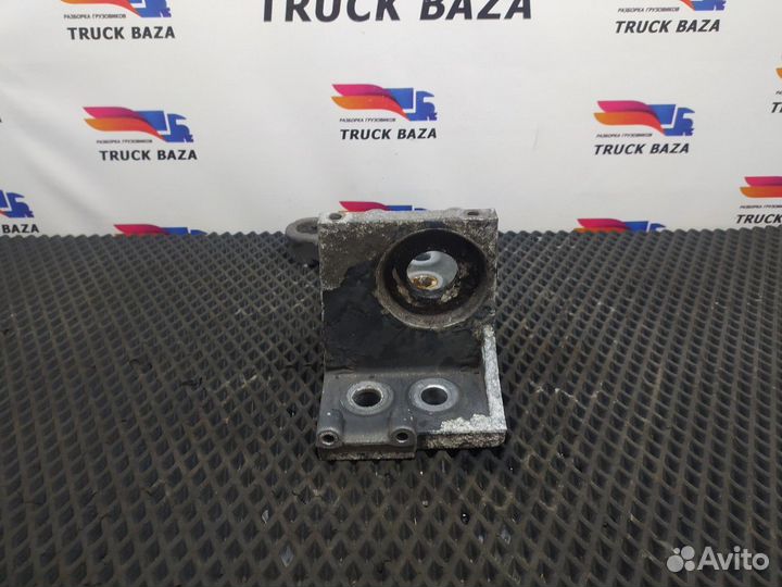 Кронштейн переднего бампера левый