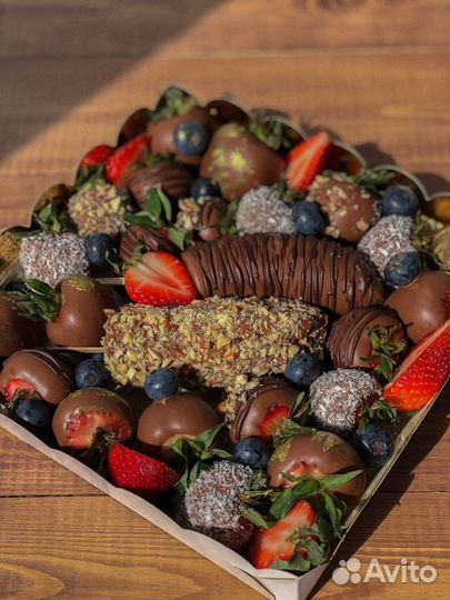 Клубника в шоколаде с цветами