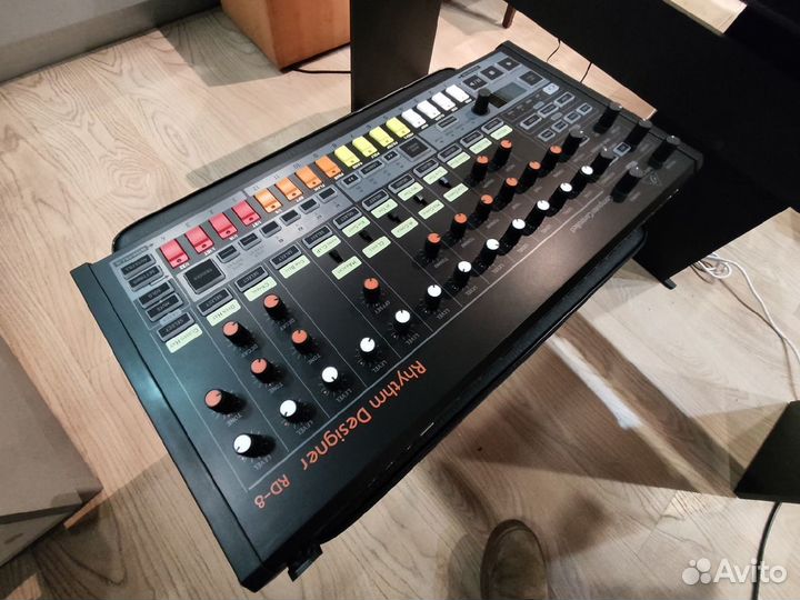 Аналоговая драм-машина Behringer RD-8