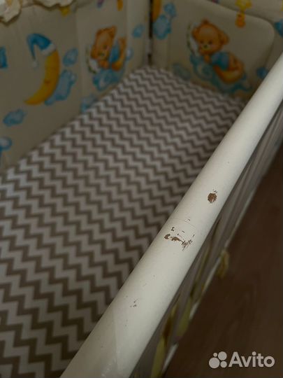 Детская кроватка с маятником и матрасом