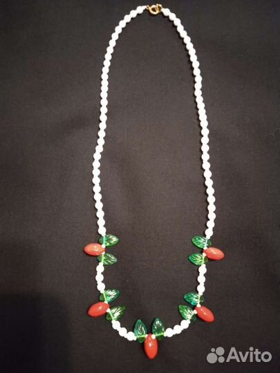 Бусы с листочками с ягодами Чехословакия