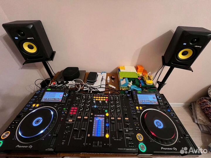 Pioneer DJM 2000NXS и два Pioneer CDJ 2000NXS 2
