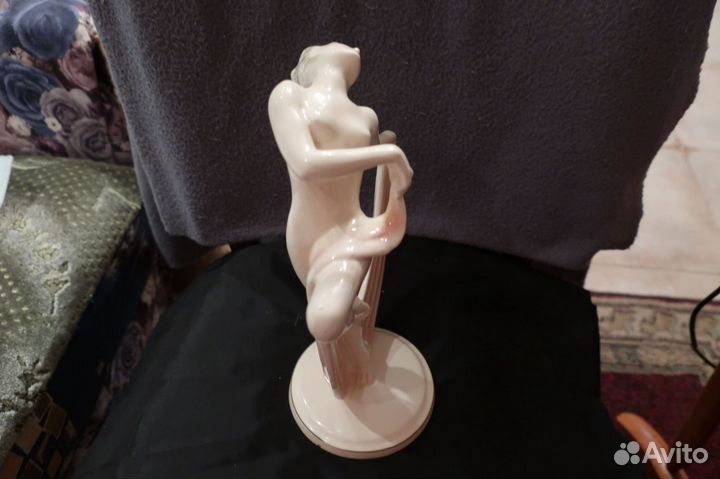 Фарфоровая статуэтка Обнаженная девушка с лентой