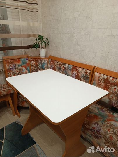 Кухонный уголок со столом и табуретами