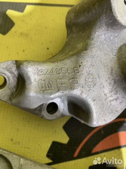 Кронштейн подушки двс Opel Astra J A16XER