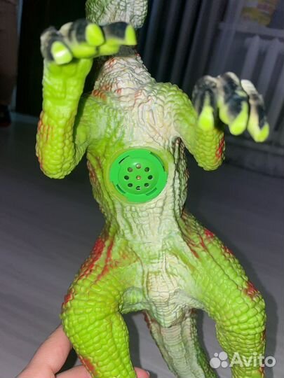 Динозавр игрушечный