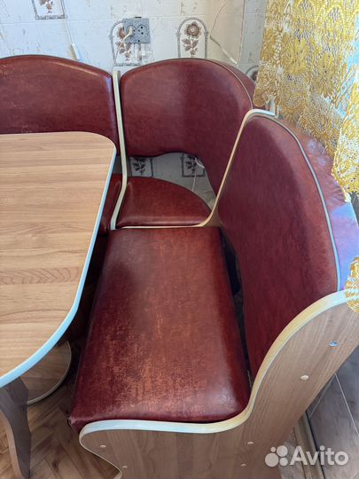 Кухонный уголок со столом и стульями б/у