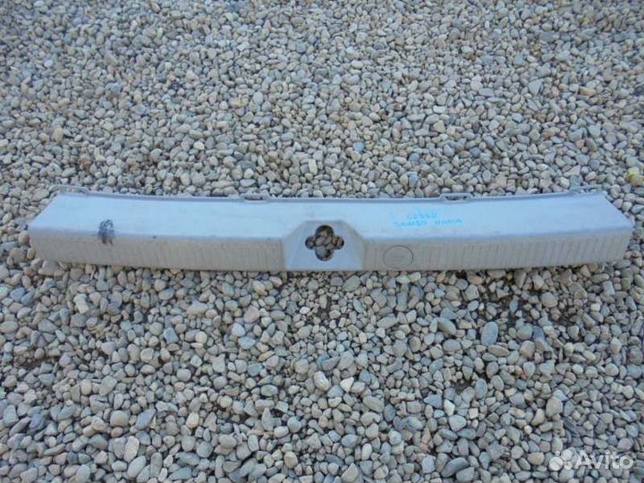 Накладка замка багажника Toyota Nadia SXN10 3S-FE