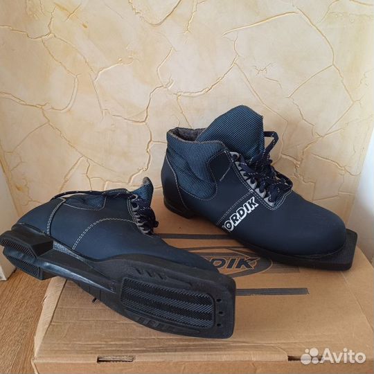 Лыжные ботинки