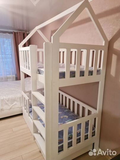 Двухъярусная кровать домик