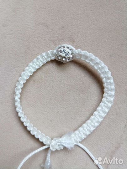 Белый браслет с красивой бусиной