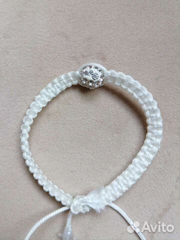 Белый браслет с красивой бусиной