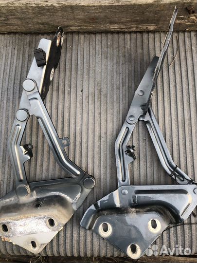 Петля капота touareg