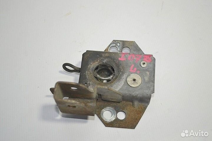 Замок решетки радиатора, левый iveco Stralis (01.0