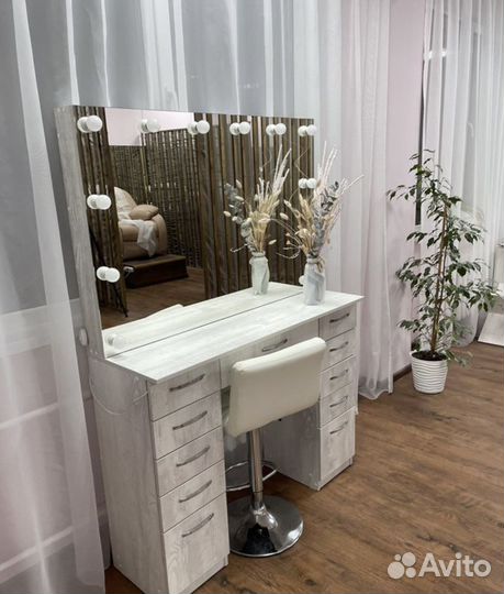 Туалетный столик с зеркалом и подсветкой