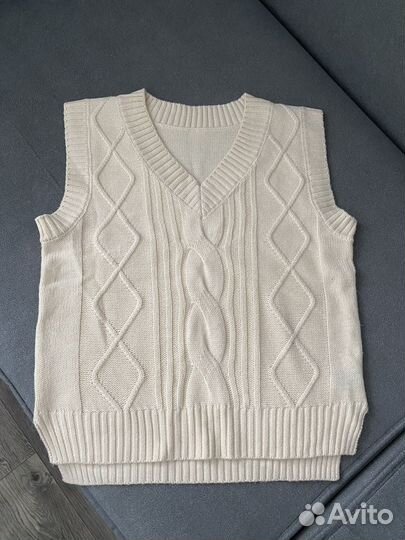 Жилет вязаный
