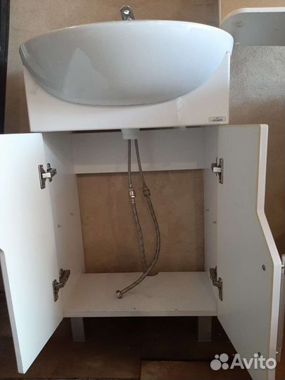 Тумба с зеркалом для ванной