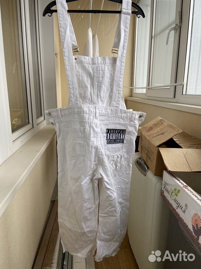 Джинсовый комбинезон белый с нашивками 44-46 р-р