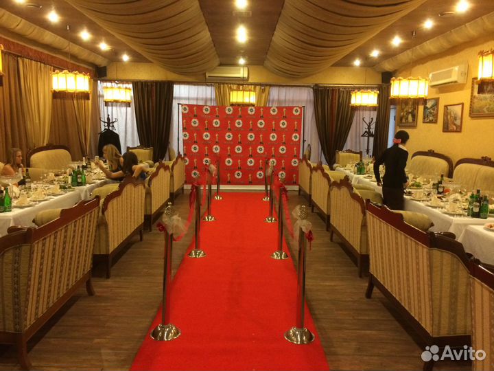 Красная ковровая дорожка + столбики