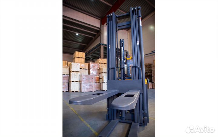 Штабелер, Штабелер самоходный 1,5 т 5 м