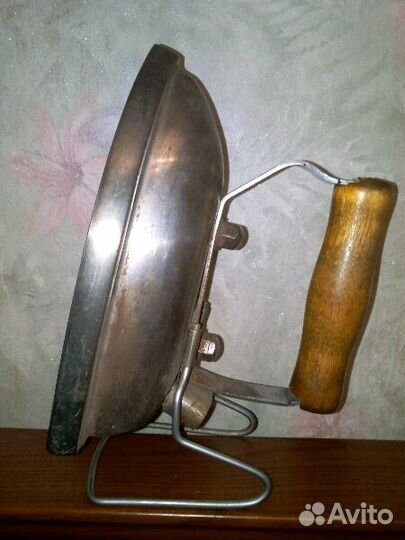 Старинный электрический утюг