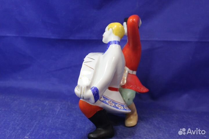 Фарфоровая статуэтка Русский танец перепляс гармош