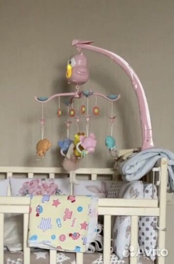 Рабочий Мобиль в кроватку розовый с пультом