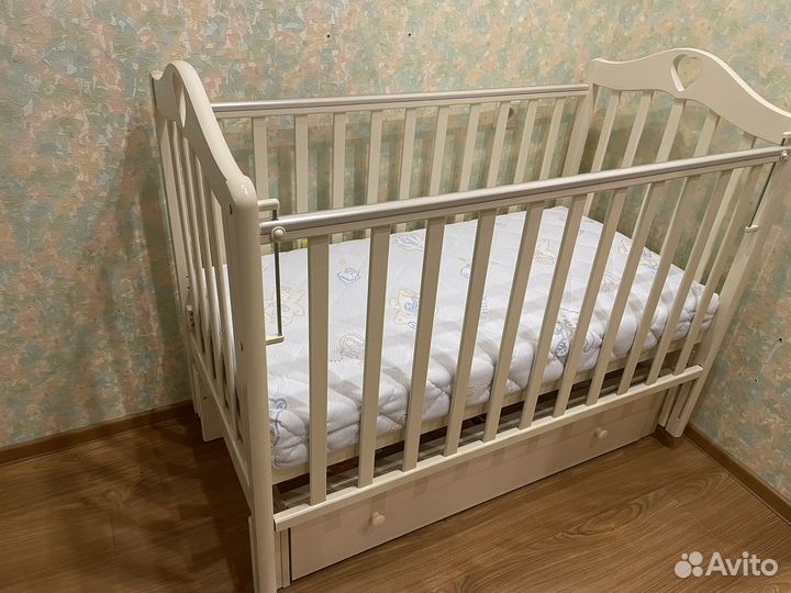 Детская кроватка с маятником