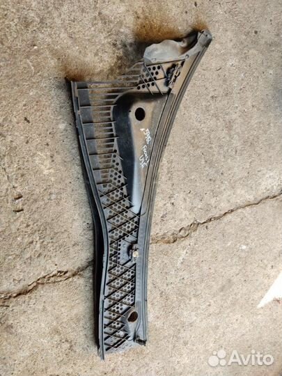 Накладка стеклоочистителя (жабо) Ford Focus 1