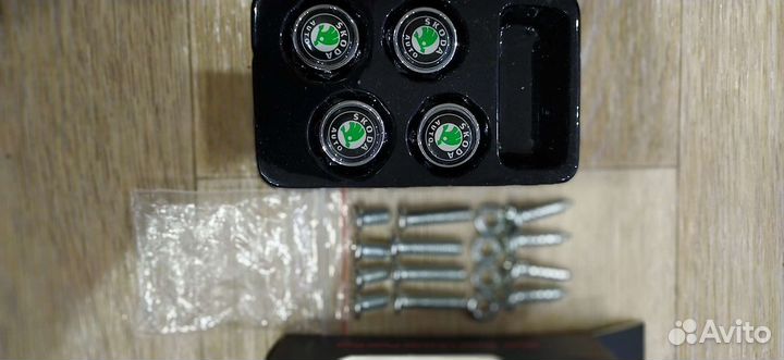 Металлические болты номерного знака