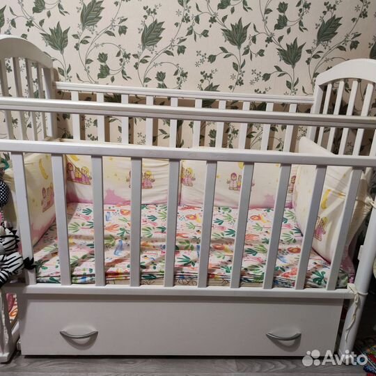 Детская кроватка с маятником