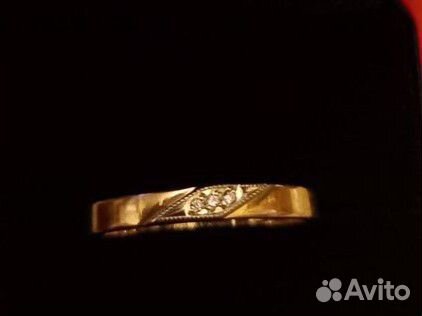 Золотое кольцо с бриллиантами женское