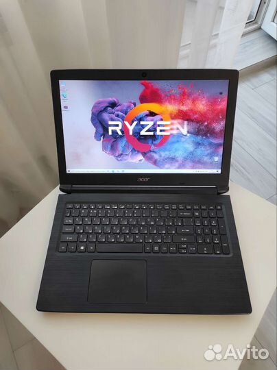 15.6 FullHD/Ryzen 3/SSD256/8GB DDR4/vega3