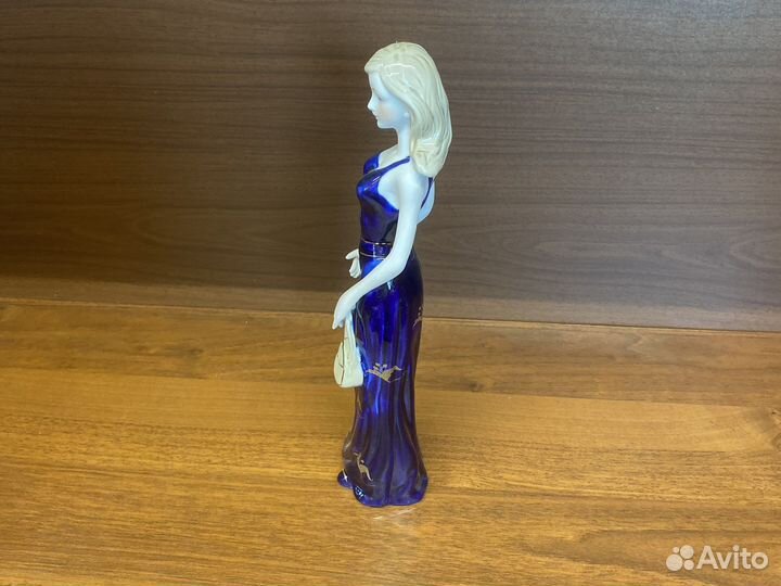 Статуэтка фарфор Девушка с сумочкой