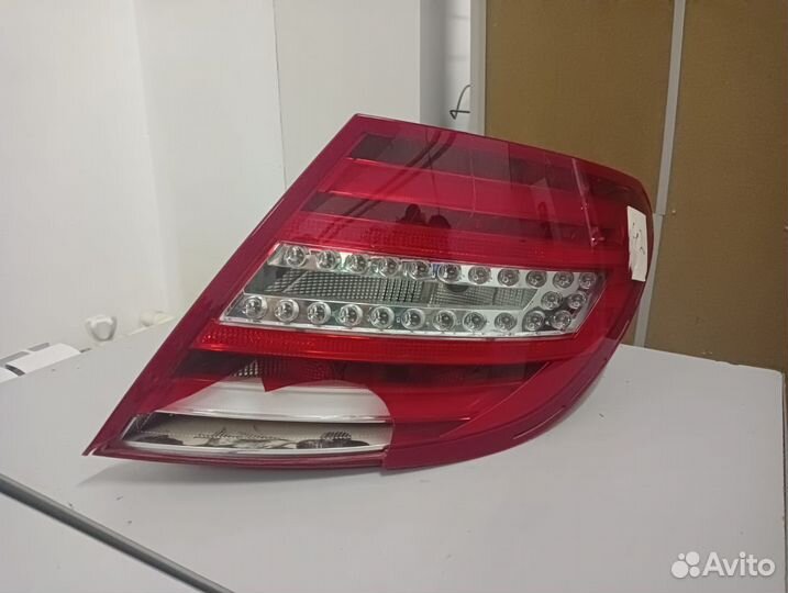 Фонарь правый Mercedes Benz W204 2007- A2049060503