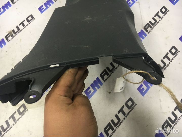 Накладка средней стойки правая Фольксваген Гольф 5