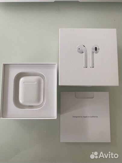 Наушники Apple iPhone, зарядный блок Apple Airpods