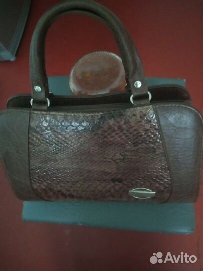 Сумка б/у в хорошем состоянии,2 отдела, посередине
