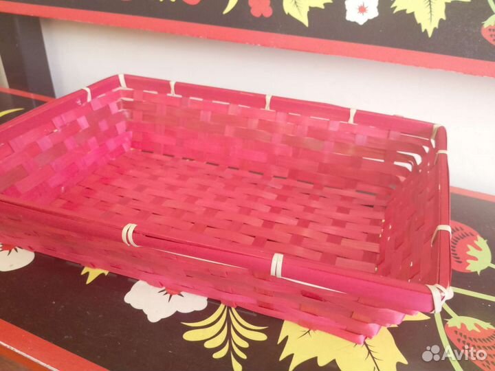 Корзина плетеная. Полочка деревянная