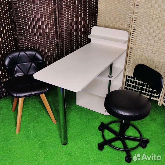 Маникюрный стол