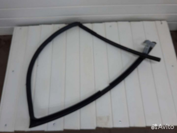 Передний левый уплотнитель стекло на Ниссан Альмер