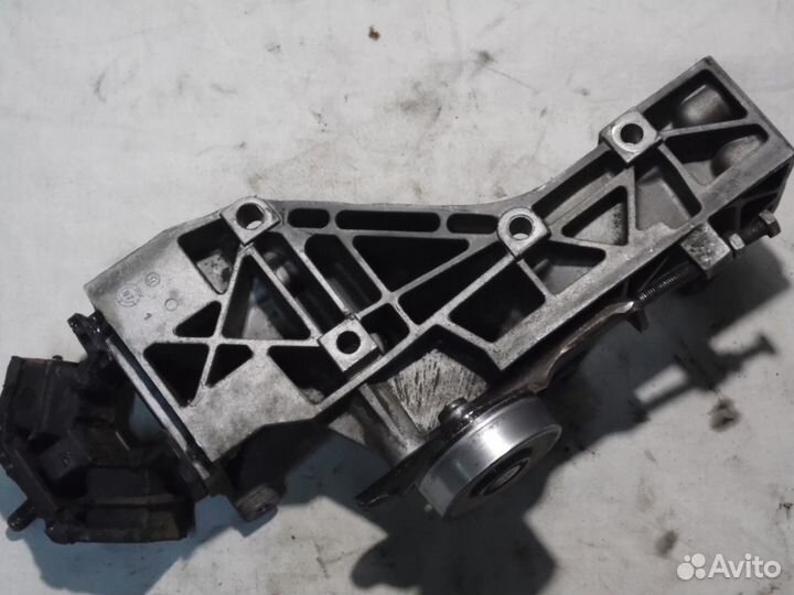 Кронштейн генератора Рено Меган Сценик 1