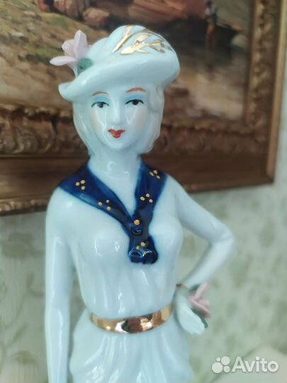 Фарфоровая статуэтка 