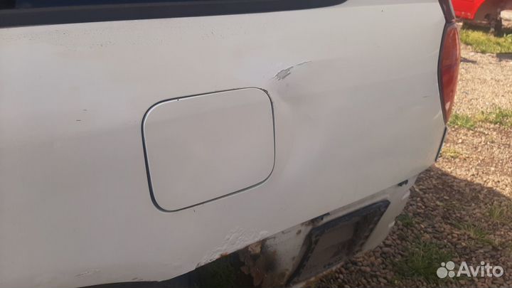 Лючок бензобака на Nissan Primera P 11